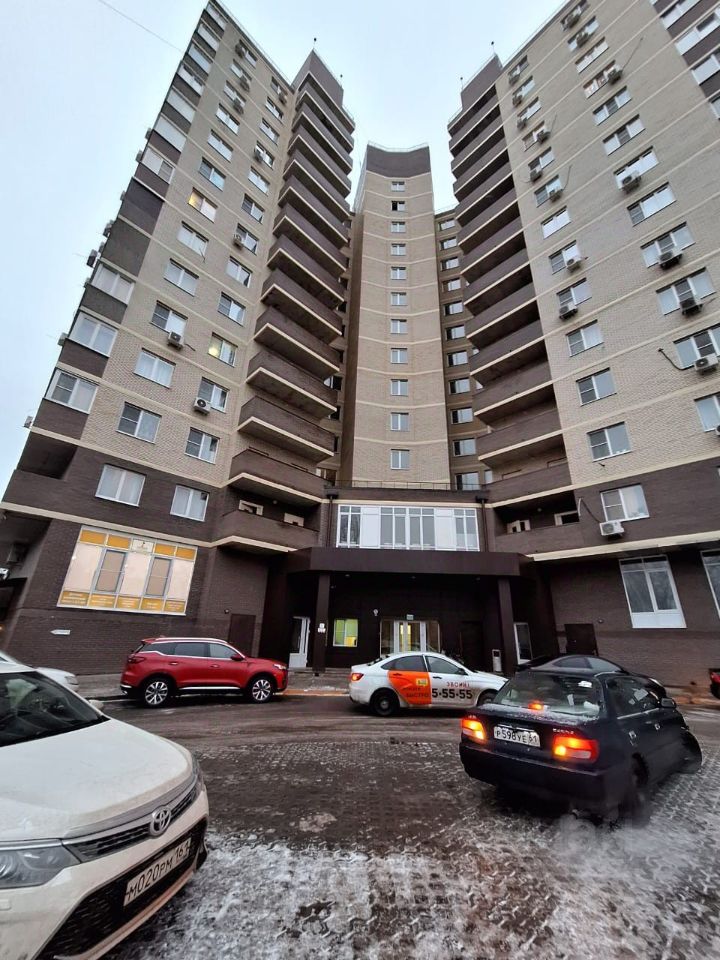 Продаю двухкомнатную квартиру 67м² ул. Орджоникидзе, 2, Батайск ...