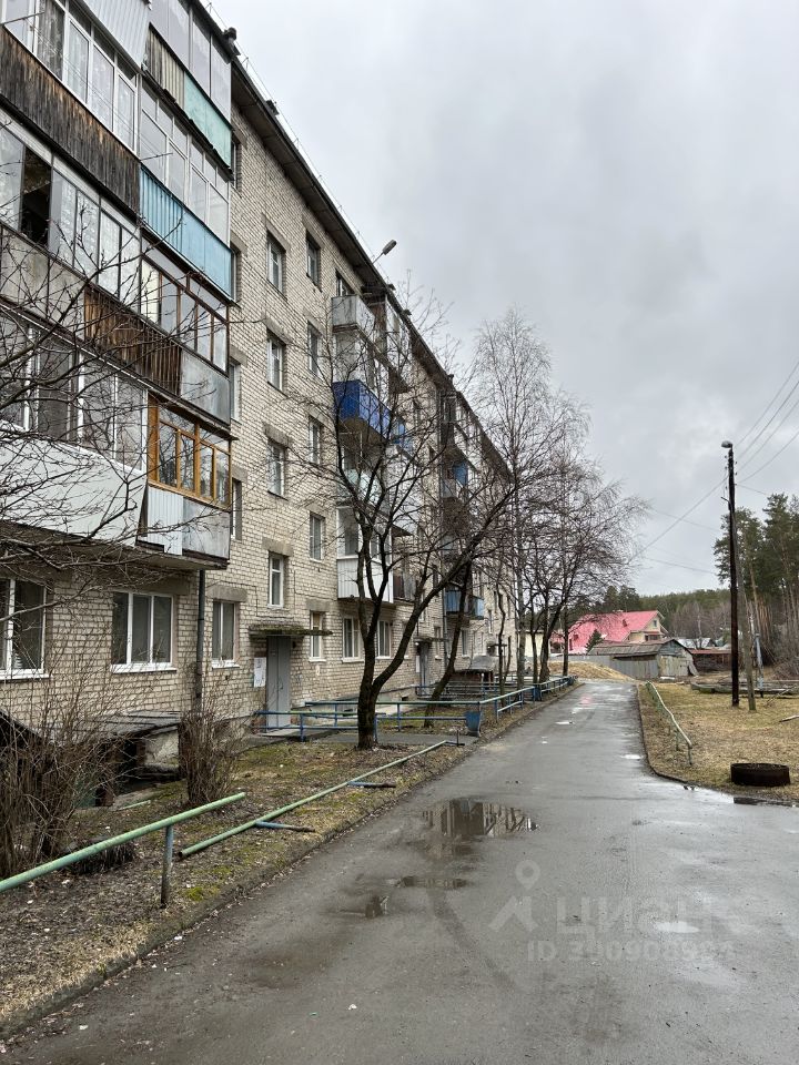 Продается 3-комнатная квартира в Екатеринбурге. Общая площадь 51 кв.м, кухня 5 кв.м, жилая 42 кв.м. 2 этаж, без отделки.