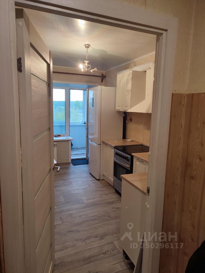 Уютная кухня с видом на балкон, светлый интерьер, новая техника. Квартира в аренду, 37 кв.м, 1 комната, Екатеринбург, 5 этаж.