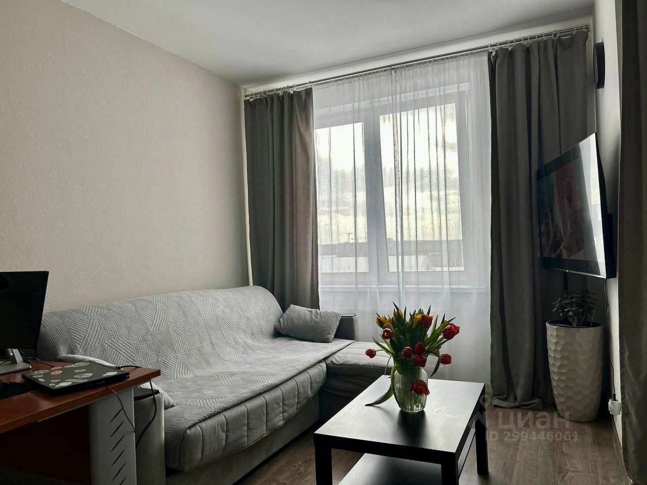 Светлая квартира в Екатеринбурге, 38.4 кв.м, 9 этаж, просторная гостиная, уютный интерьер, большие окна, современная мебель.