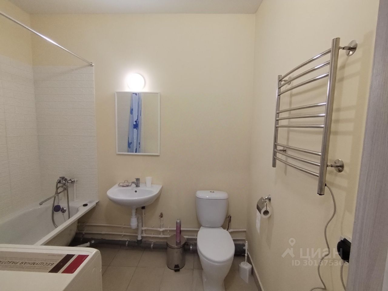 Светлая ванная комната с ванной, раковиной, унитазом и полотенцесушителем. Удобное расположение сантехники. Екатеринбург, 14 этаж.