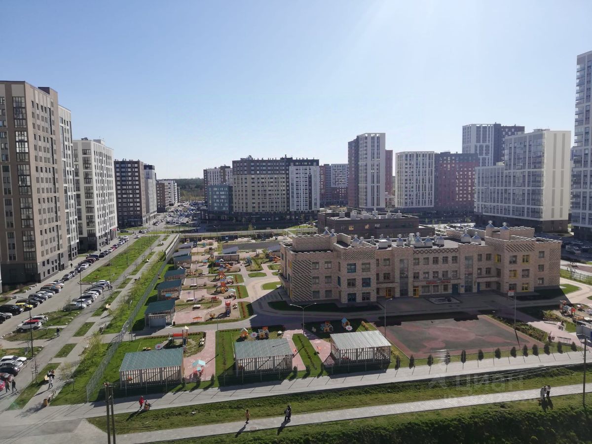 Современный жилой комплекс в Екатеринбурге. Просторные дворы, детские площадки, зелёные зоны. Удобное расположение и инфраструктура.