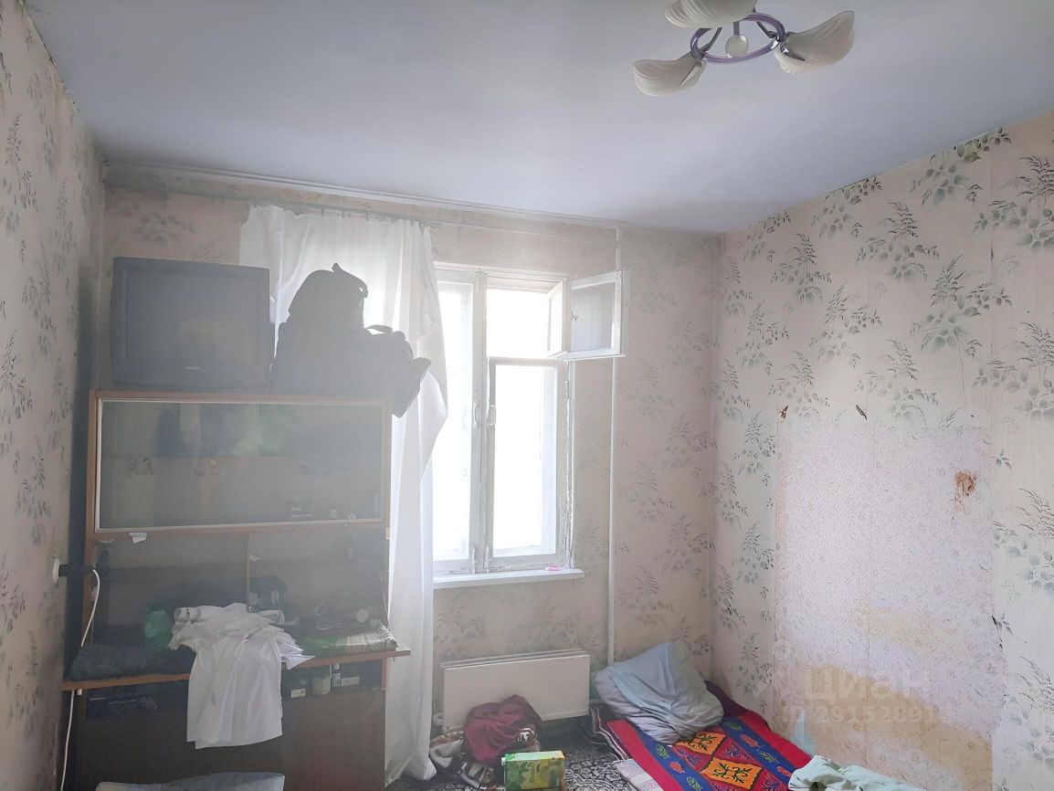 Продается 3-комнатная квартира в Екатеринбурге, 58.1 кв.м, кухня 6.7 кв.м, 3 этаж, без отделки. Светлая комната с окном и мебелью.