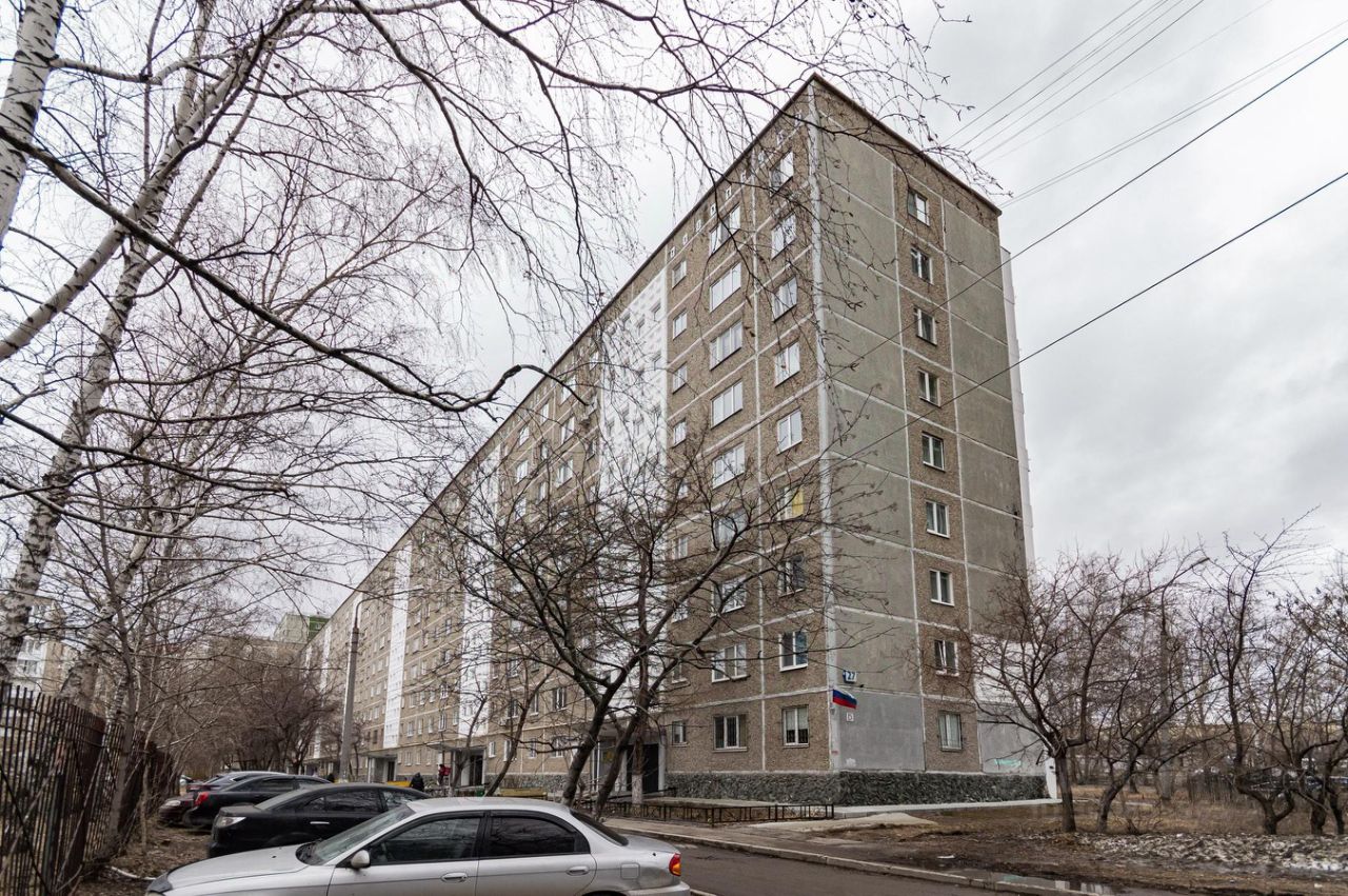 Продается 3-комнатная квартира в Екатеринбурге. Общая площадь 64 кв.м, кухня 8 кв.м, жилая 48 кв.м. 4-й этаж. Без отделки.