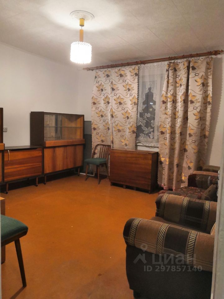 Светлая 2-комнатная квартира на 6 этаже в Екатеринбурге. Просторная гостиная, деревянная мебель, уютная атмосфера.