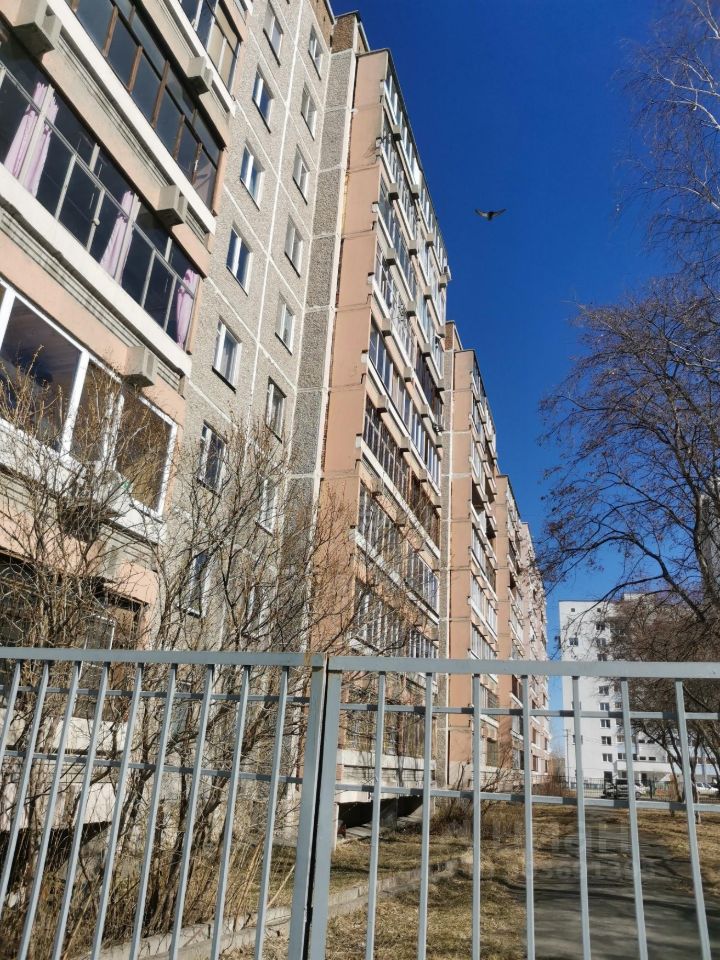 Сдается 1-комнатная квартира в Екатеринбурге, 33.5 кв.м, кухня 8.5 кв.м, жилая 17 кв.м, 2 этаж, без отделки. Уютный дом с ухоженной территорией.