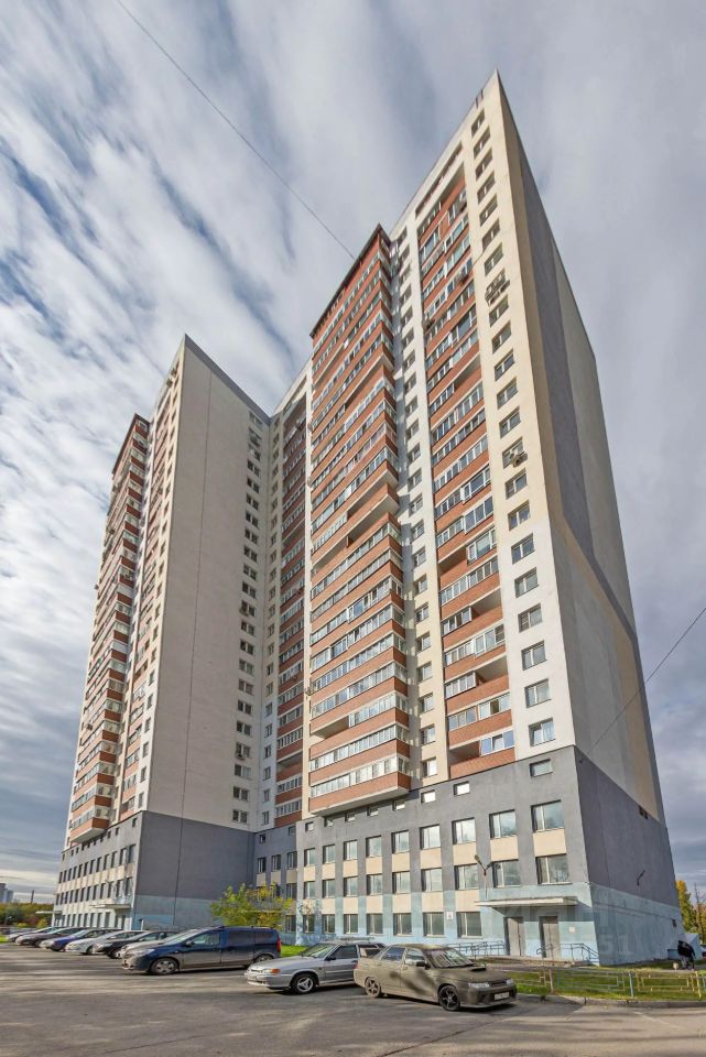 Современный жилой комплекс в Екатеринбурге. Продается квартира 22.5 кв.м на 1 этаже. Удобная парковка и развитая инфраструктура.