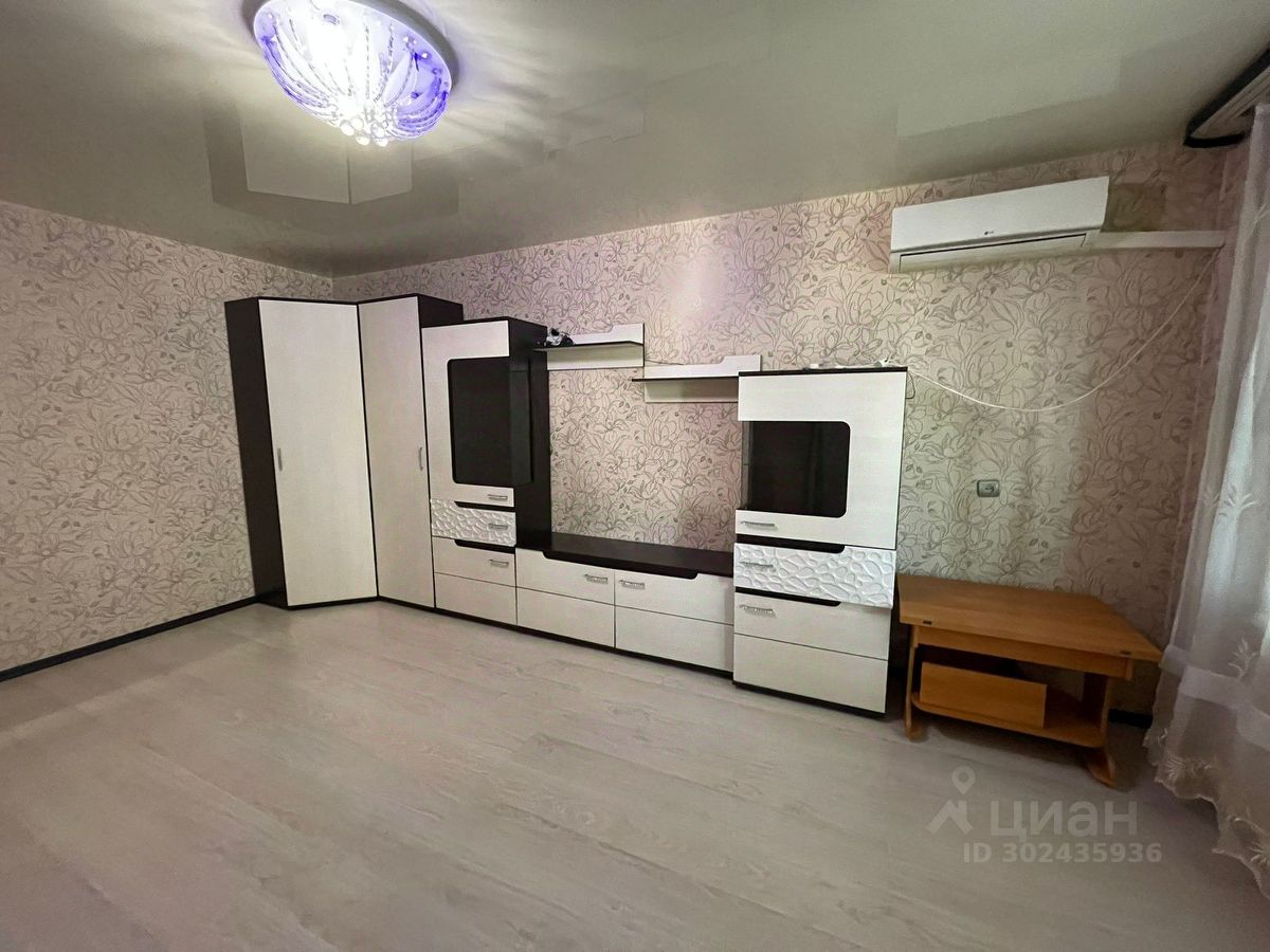 Светлая 2-комнатная квартира без отделки, 48.3 кв.м, кухня 8.0 кв.м, 9 этаж, Екатеринбург. Просторная комната с мебелью и кондиционером.