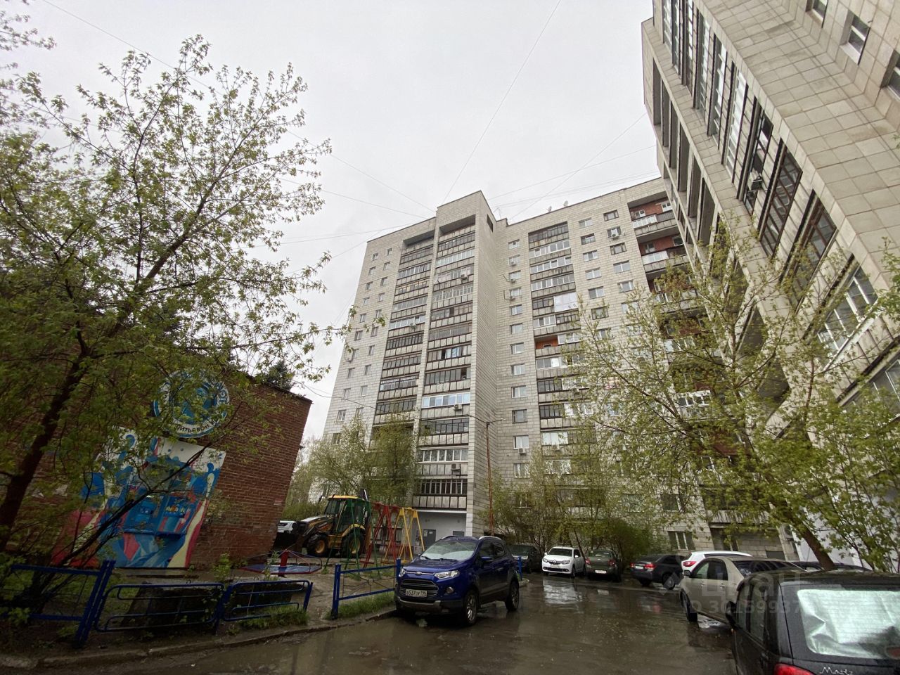 Просторная 3-комнатная квартира в Екатеринбурге, 71 кв.м, 2 этаж, рядом детская площадка и парковка, тихий район, удобная транспортная доступность.