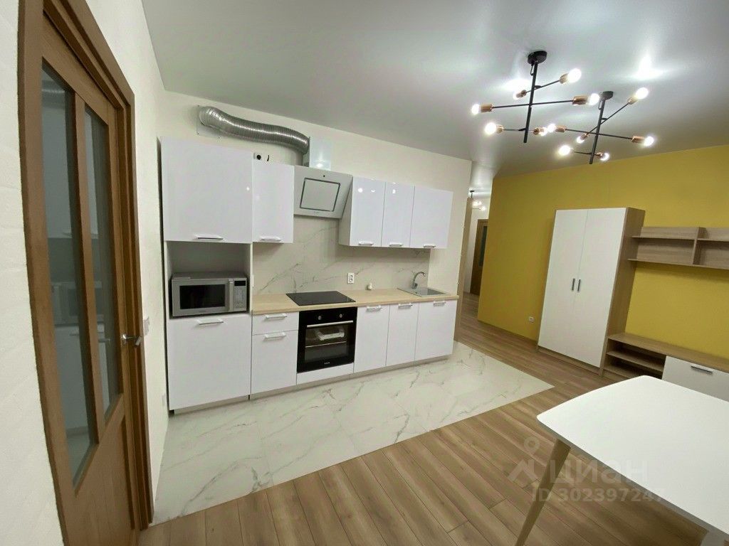 Светлая кухня с современной техникой, просторная планировка, стильное освещение. Квартира в Екатеринбурге, 3 этаж, 2 комнаты, 72 кв.м.