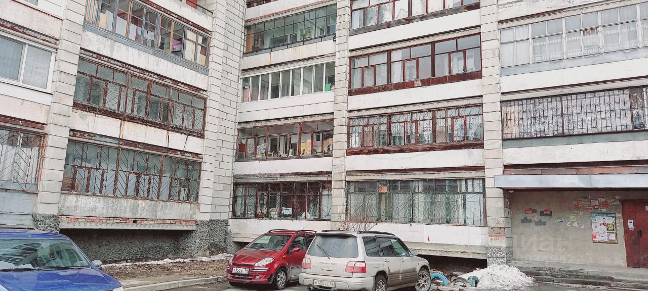 Продается 1-комнатная квартира в Екатеринбурге, 36 кв.м, кухня 6 кв.м, жилая 17 кв.м, 2 этаж, без отделки, тихий район, удобная парковка.