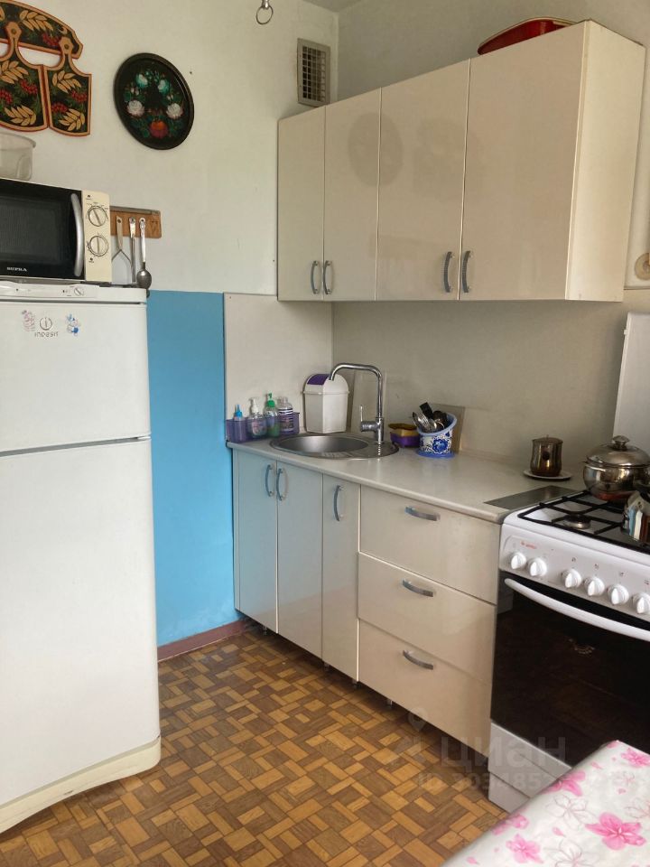 Уютная кухня с плитой и холодильником, светлые шкафы, паркетный пол, украшения на стенах, Екатеринбург, аренда, 48 кв.м, 2 комнаты