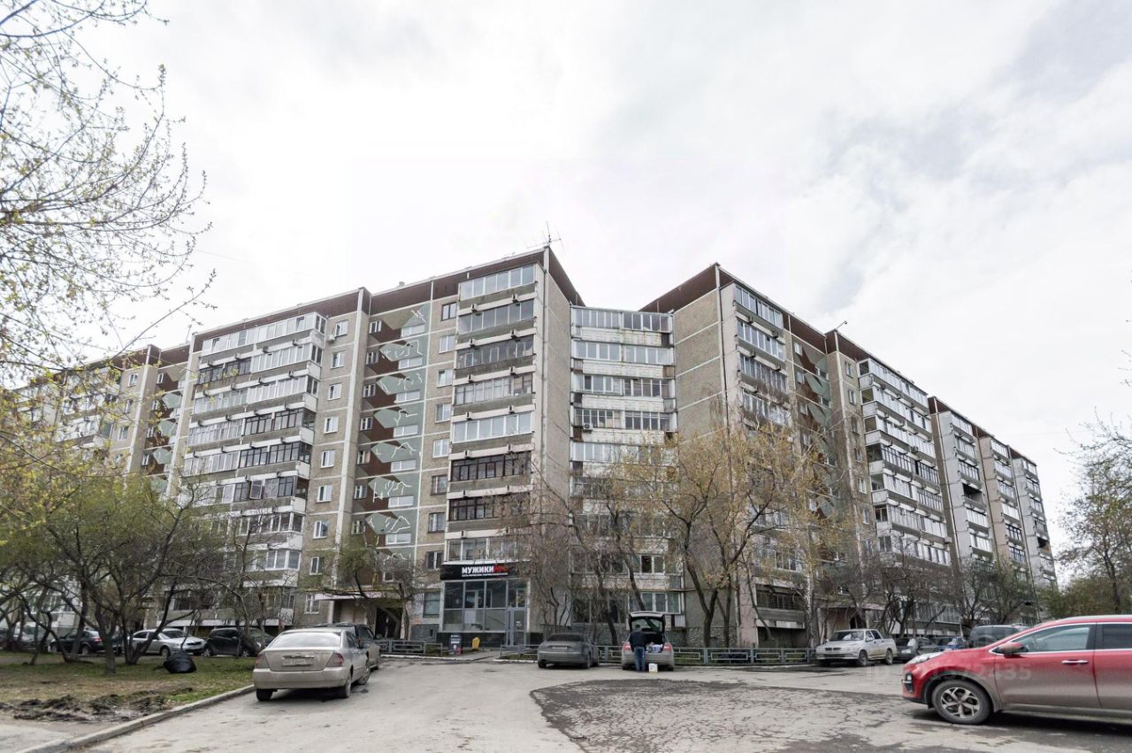 Продажа 2-комнатной квартиры 48 кв.м в Заречном микрорайоне Екатеринбурга,  2 этаж, рядом транспорт и магазины