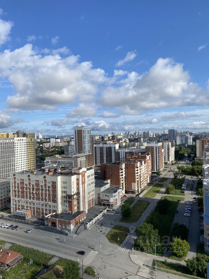 Просторная квартира 70.3 кв.м на 22 этаже в Екатеринбурге. Светлый район, современная архитектура, отличные виды на город.