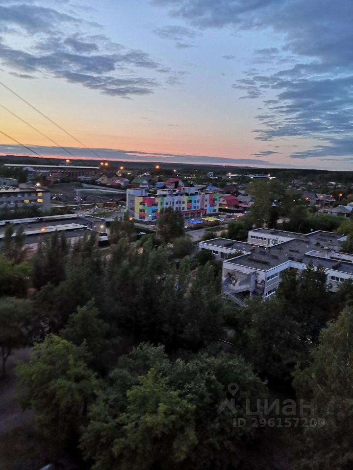 Продается квартира в Екатеринбурге, 3 комнаты, 61 кв.м, кухня 8 кв.м, 9 этаж, вид на зеленый район и детский сад.