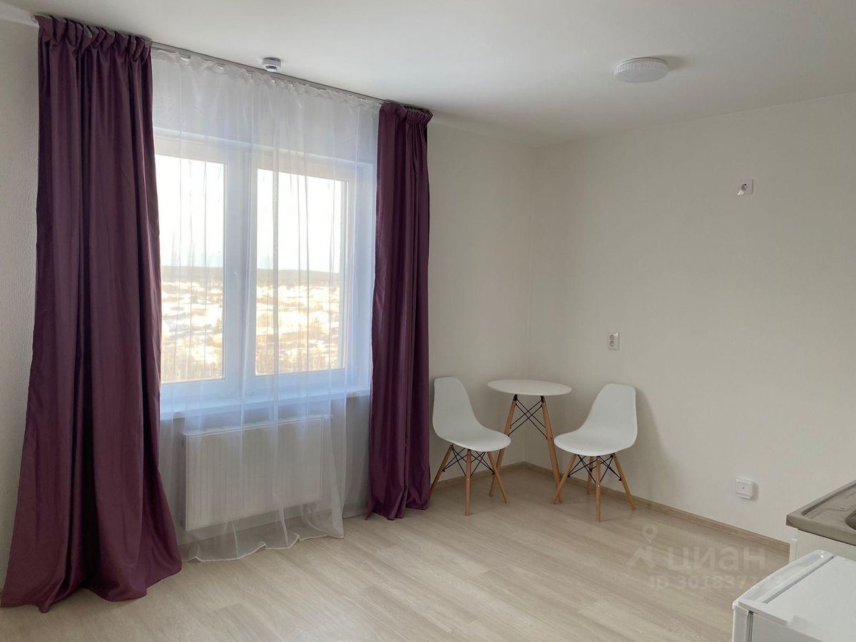 Светлая квартира с видом на город, 19 этаж, 21 кв.м, кухня 5 кв.м, жилая 15 кв.м, Екатеринбург, без отделки, уютный уголок для отдыха.
