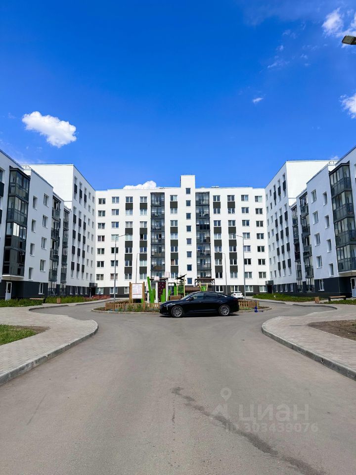 Современный жилой комплекс в Екатеринбурге. Светлые фасады, ухоженная территория, удобный подъезд. Отличное место для комфортного проживания.