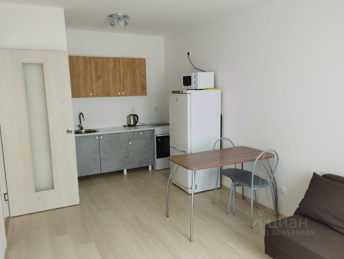 Уютная квартира в Екатеринбурге, 33 кв.м, кухня 15 кв.м. Современный ремонт, 2 этаж, 1 комната. Светлая и просторная.