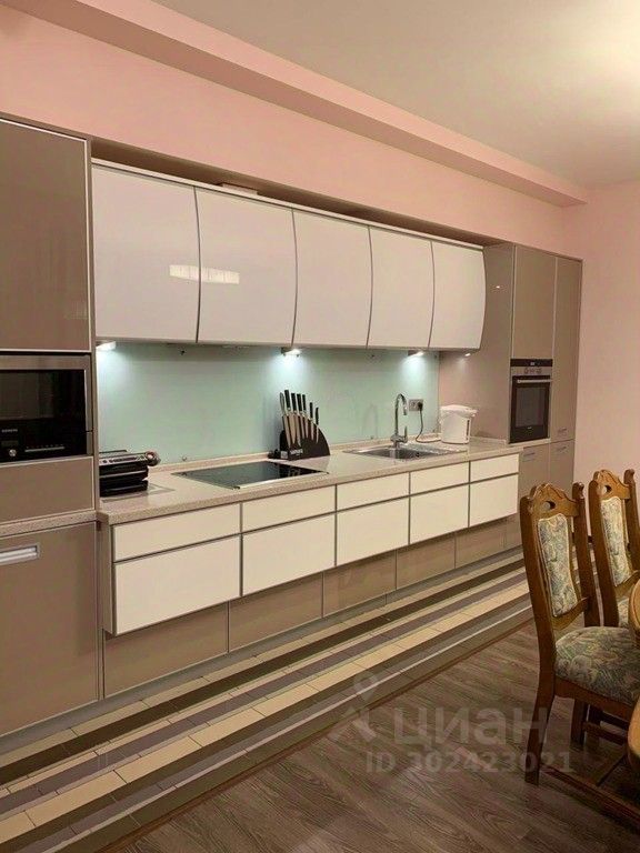 Современная кухня с встроенной техникой в квартире на 17 этаже в Екатеринбурге. Просторное помещение, стильный дизайн.