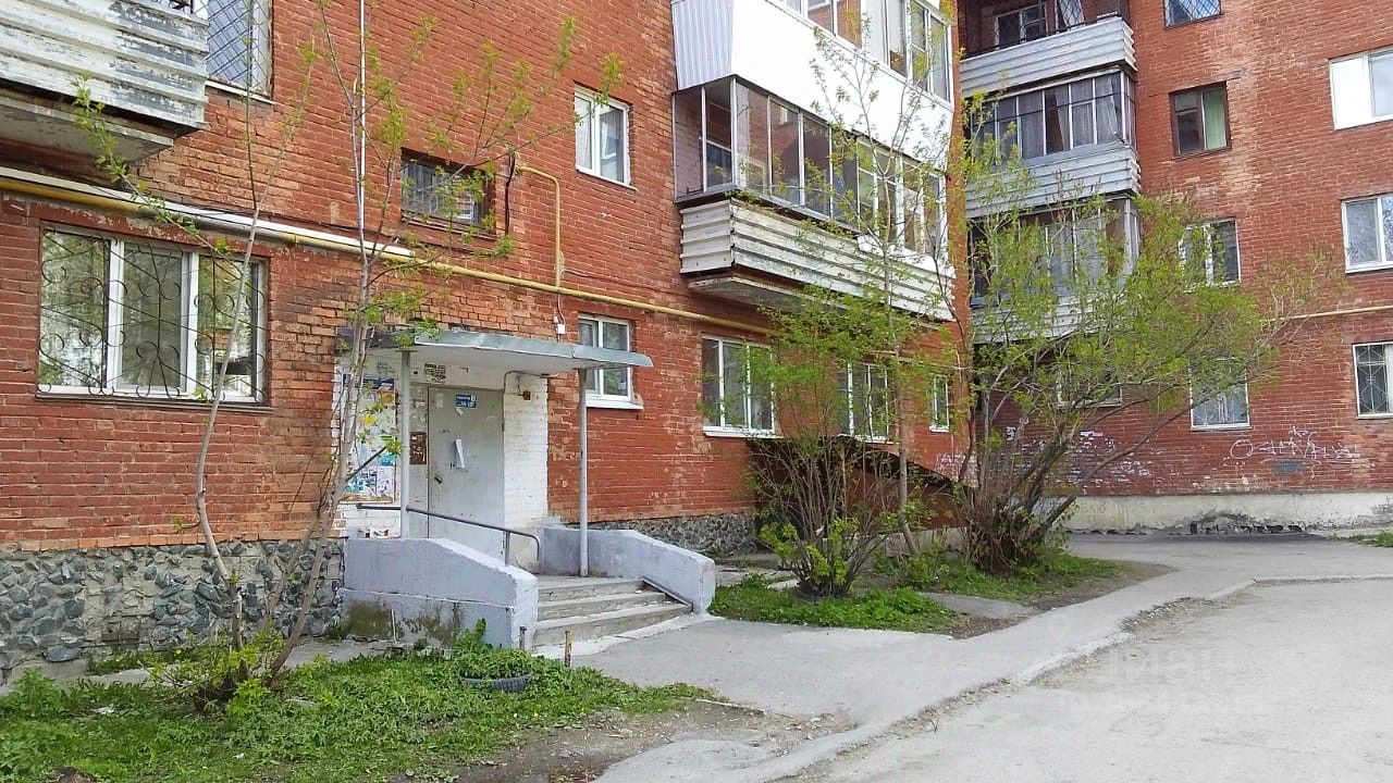 Продажа уютной однокомнатной квартиры 29 кв.м в Екатеринбурге, кирпичный дом,  ремонт, рядом магазины и школы