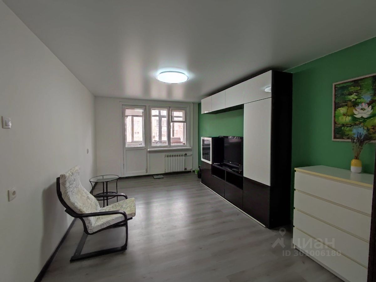Светлая 2-комнатная квартира на 4 этаже в Екатеринбурге. Просторная гостиная с современной мебелью и большими окнами.