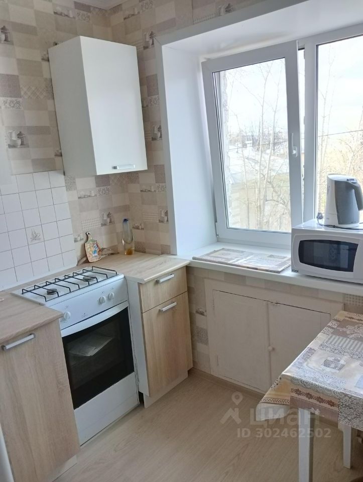 Светлая кухня с современной техникой, газовой плитой и микроволновкой. Уютное окно с видом на город. Екатеринбург, аренда, 42 кв.м.