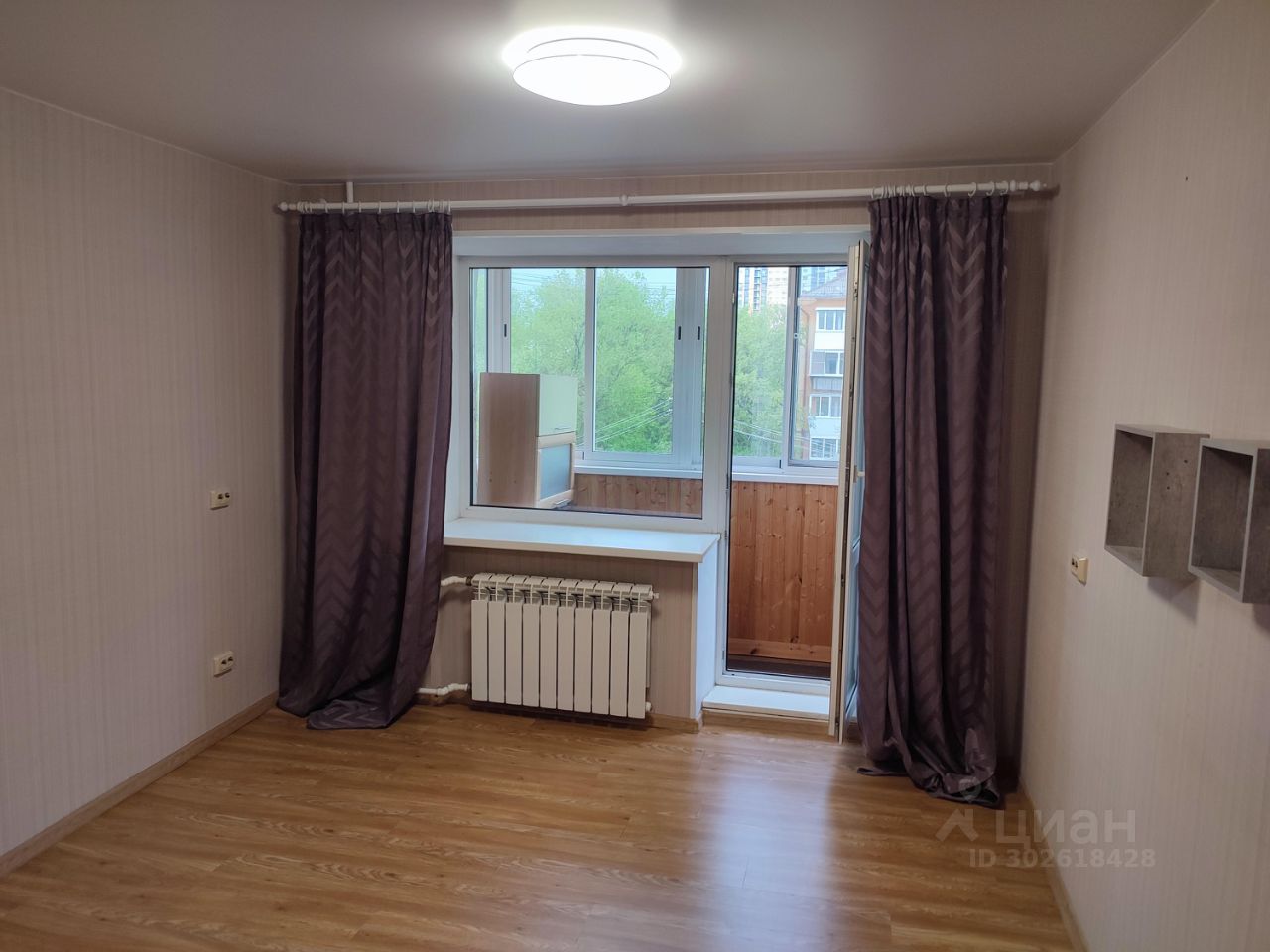 Светлая квартира на 4 этаже в Екатеринбурге. Просторная комната, балкон, окна с видом на зелень. Идеально для аренды.