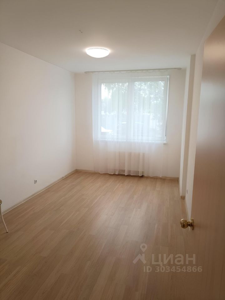 Светлая квартира, 2 комнаты, 53.7 кв.м, кухня 16.4 кв.м, первый этаж, без отделки, Екатеринбург. Просторная комната с большим окном.