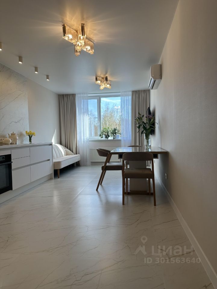 Светлая квартира в Екатеринбурге, 99.4 кв.м, 4 комнаты, просторная кухня 21 кв.м, 6 этаж, современный интерьер, большие окна.