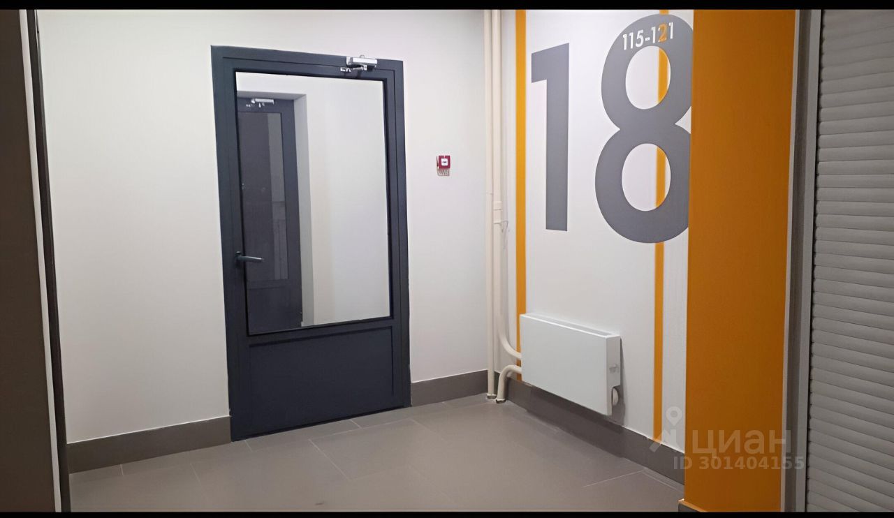 Просторный коридор на 18 этаже, современный дизайн, удобное расположение квартиры в Екатеринбурге.