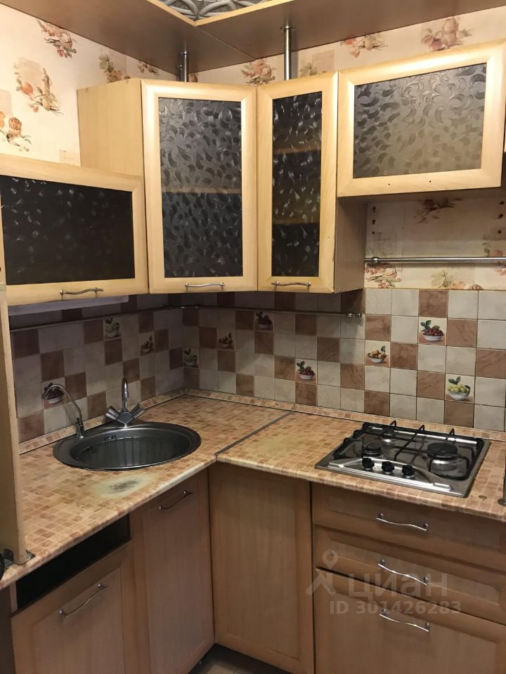 Уютная кухня в квартире, расположенной в Екатеринбурге. Площадь 53 кв.м, кухня 5.5 кв.м, 3 комнаты, первый этаж. Без отделки.