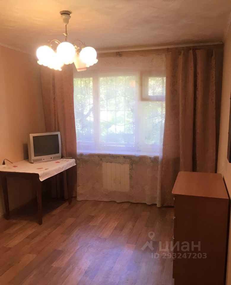 Уютная 2-комн. квартира, 44 кв.м, кухня 6 кв.м, 1 этаж, Екатеринбург. Просторная гостиная с большим окном, без отделки.