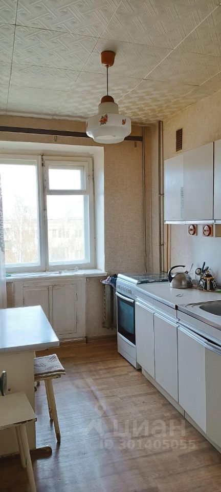 Светлая кухня в квартире 63 кв.м, 6 этаж, Екатеринбург. Просторная площадь 9 кв.м, без отделки, готова к вашим дизайнерским решениям.