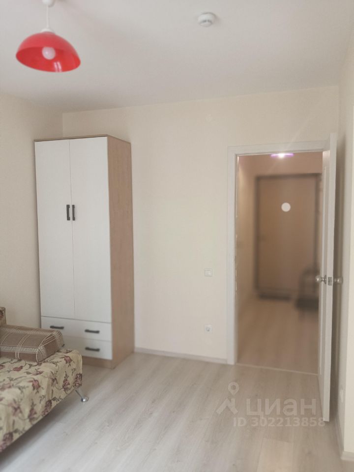 Светлая квартира с мебелью, 32 кв.м, 1 комната, кухня 9 кв.м, 5 этаж, Екатеринбург. Уютная гостиная с шкафом и диваном.