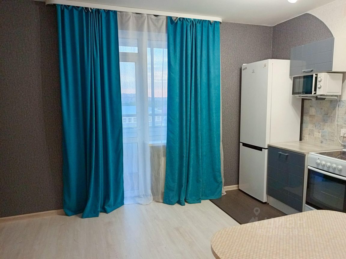 Уютная квартира на 3 этаже в Екатеринбурге, 24 кв.м. Светлая комната с кухонной зоной, стильные шторы, современная техника.