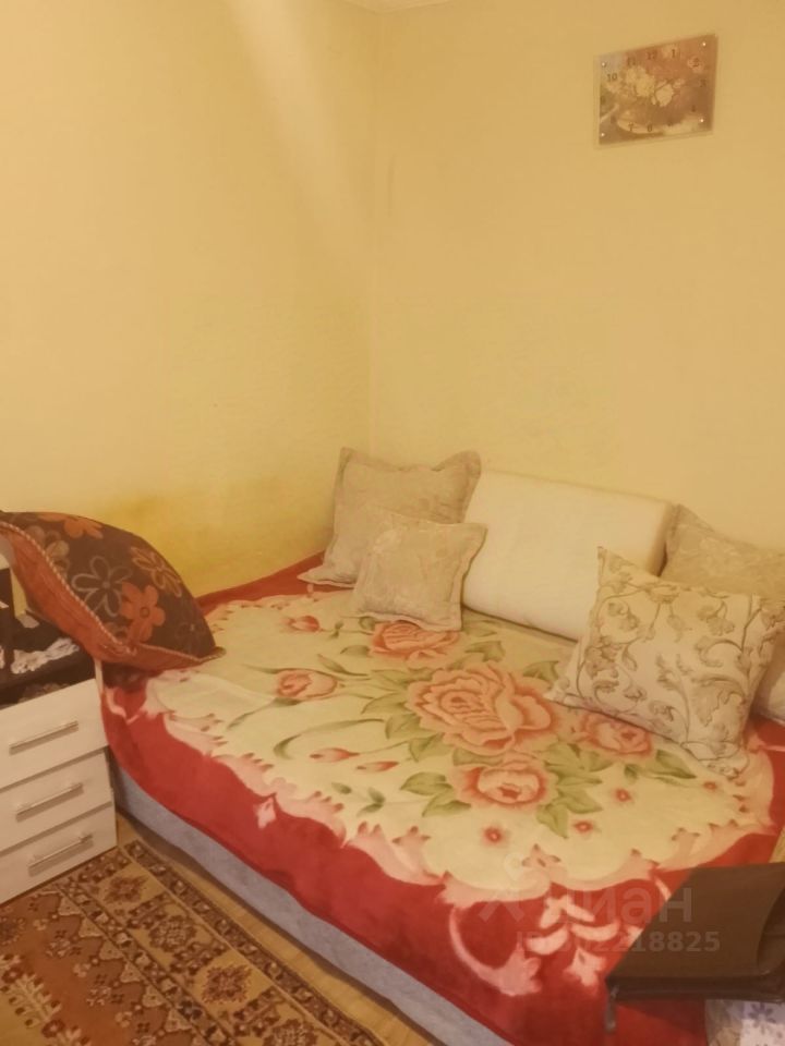 Уютная однокомнатная квартира в Екатеринбурге, 30 кв.м, 7 этаж, без отделки. Просторная комната с мягкой мебелью и декором.