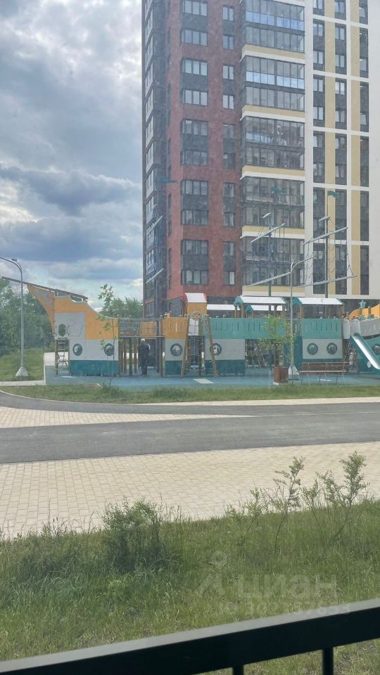 Современный жилой комплекс с детской площадкой. Квартира на 1 этаже, 29 кв.м, Екатеринбург. Удобное расположение и инфраструктура.
