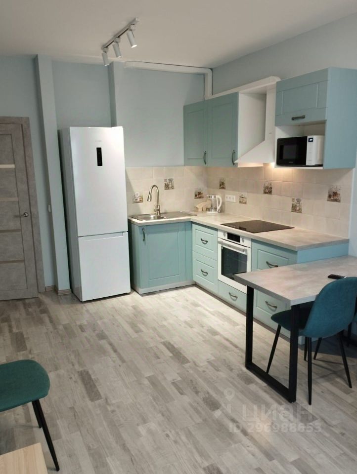 Светлая кухня с современной техникой, просторная планировка, уютный интерьер. Идеально для комфортного проживания в Екатеринбурге.