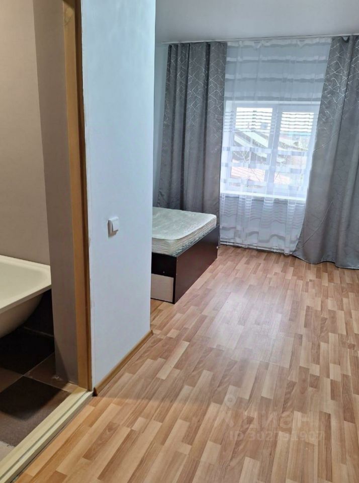 Светлая квартира в Екатеринбурге, 41 кв.м, кухня 7 кв.м, первый этаж, без отделки, просторная комната с окном, вид на улицу