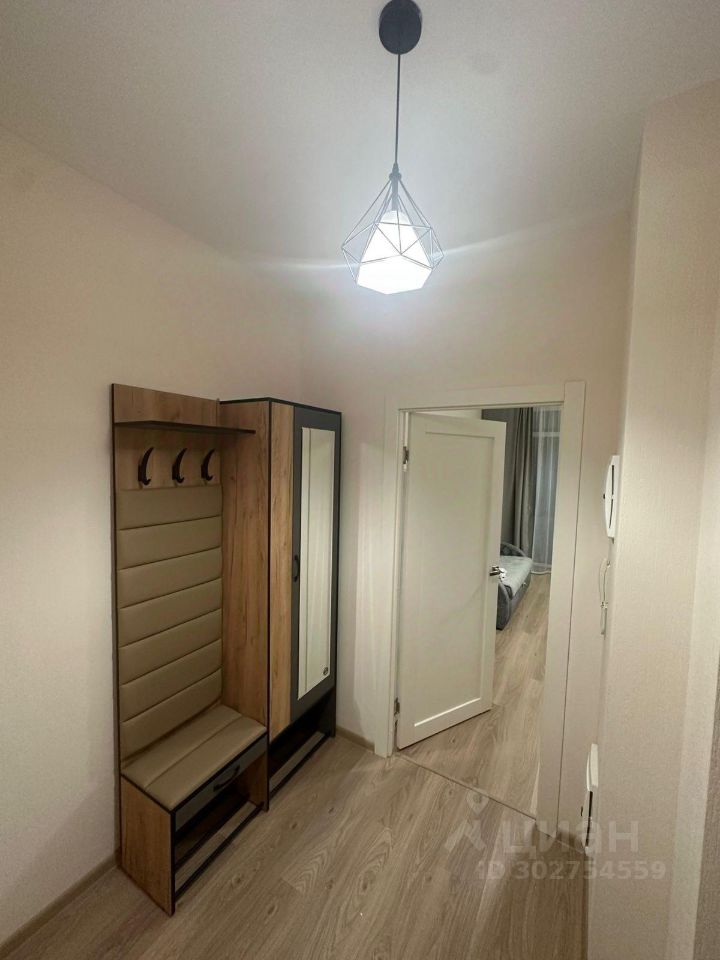 Светлая квартира на 5 этаже в Екатеринбурге, 28 кв.м. Просторная прихожая с современной мебелью и стильным освещением.