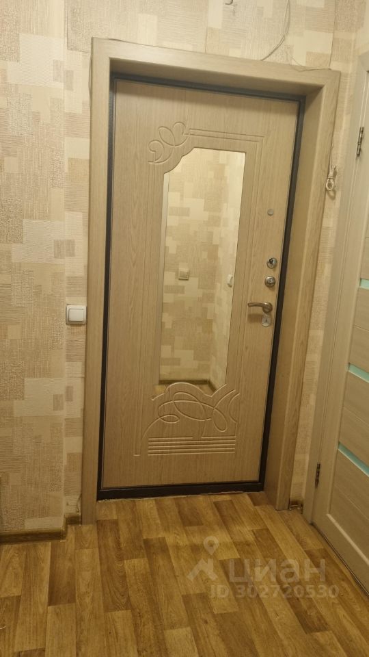 Уютная квартира в Екатеринбурге, 22.3 кв.м, 3 этаж, без отделки. Светлый коридор с красивой дверью и паркетным полом.