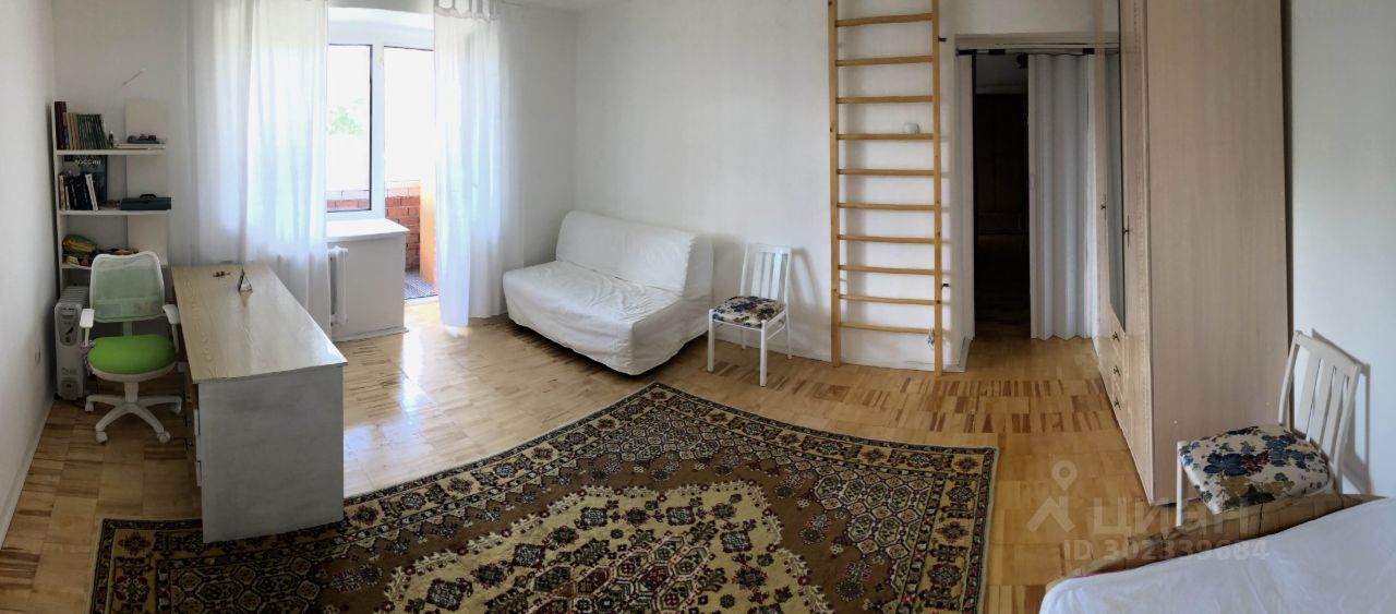 Светлая однокомнатная квартира 46.7 кв.м. на 4 этаже в Екатеринбурге. Просторная гостиная, выход на балкон, паркет, мебель включена.