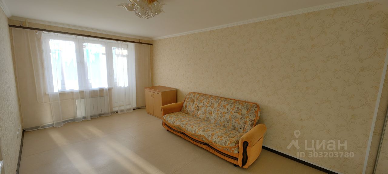 Светлая однокомнатная квартира на 7 этаже в Екатеринбурге. Просторная комната с большим окном и уютным диваном. Общая площадь 33 кв.м.