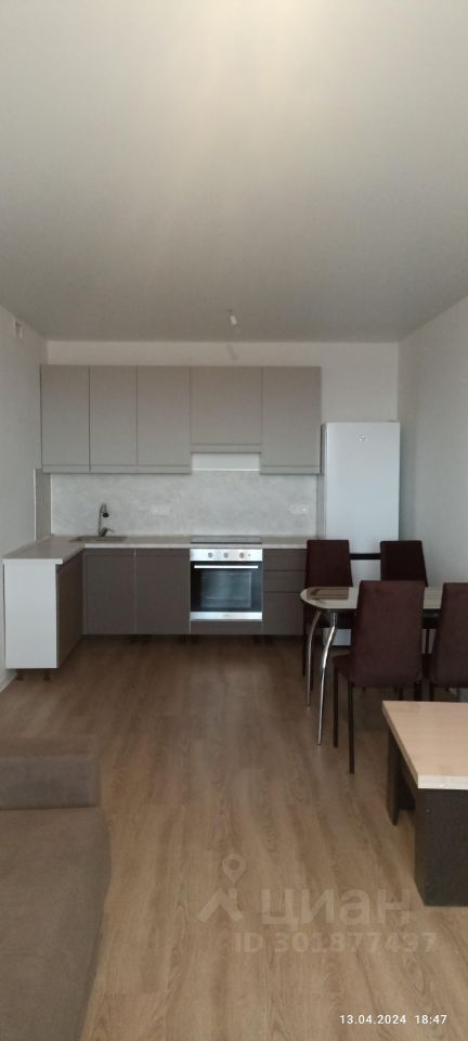Светлая кухня с современной мебелью и техникой, просторная обеденная зона, качественный ремонт, вид на город, 11 этаж, Екатеринбург