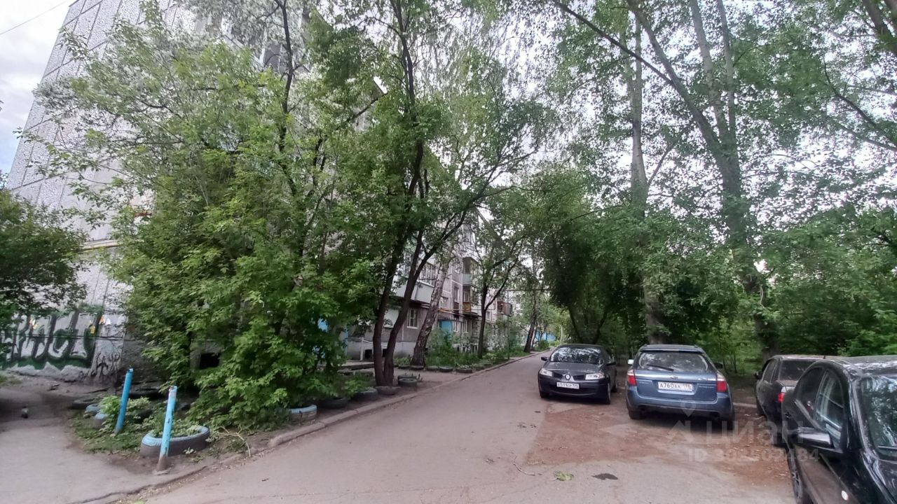 Аренда квартиры в Екатеринбурге. 2 комнаты, 43 кв.м, 1 этаж. Уютный двор с деревьями, парковка. Без отделки.