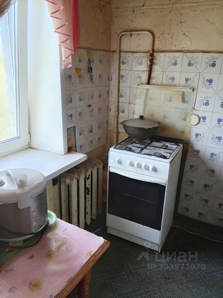 Продается квартира в Екатеринбурге, 2 комнаты, 40.5 кв.м, кухня 4.5 кв.м, без отделки, 5 этаж, уютная кухня с газовой плитой и окном