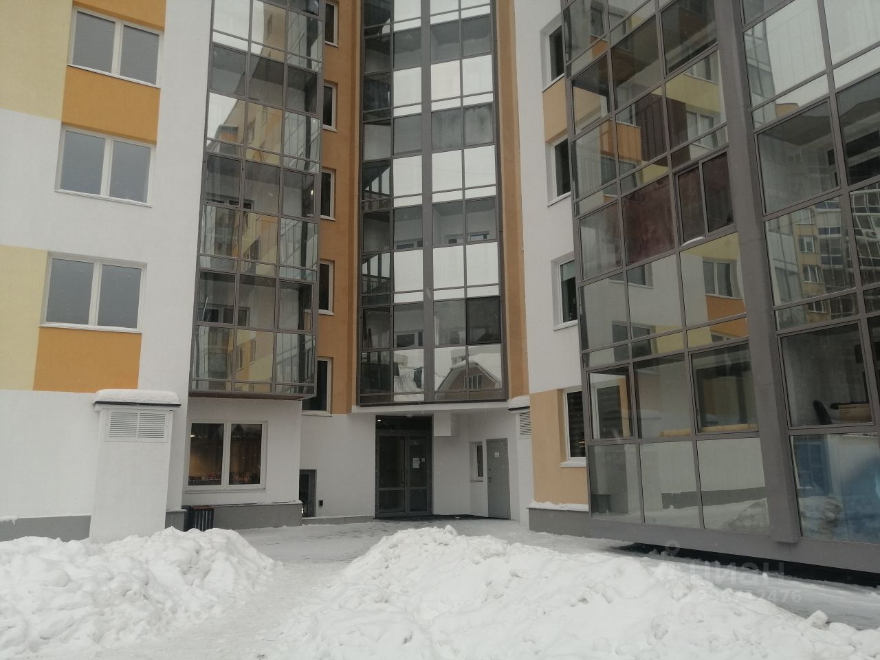 Современный жилой комплекс в Екатеринбурге, квартира на 4 этаже, общая площадь 56.7 кв.м, 2 комнаты, просторная кухня 13 кв.м, без отделки.