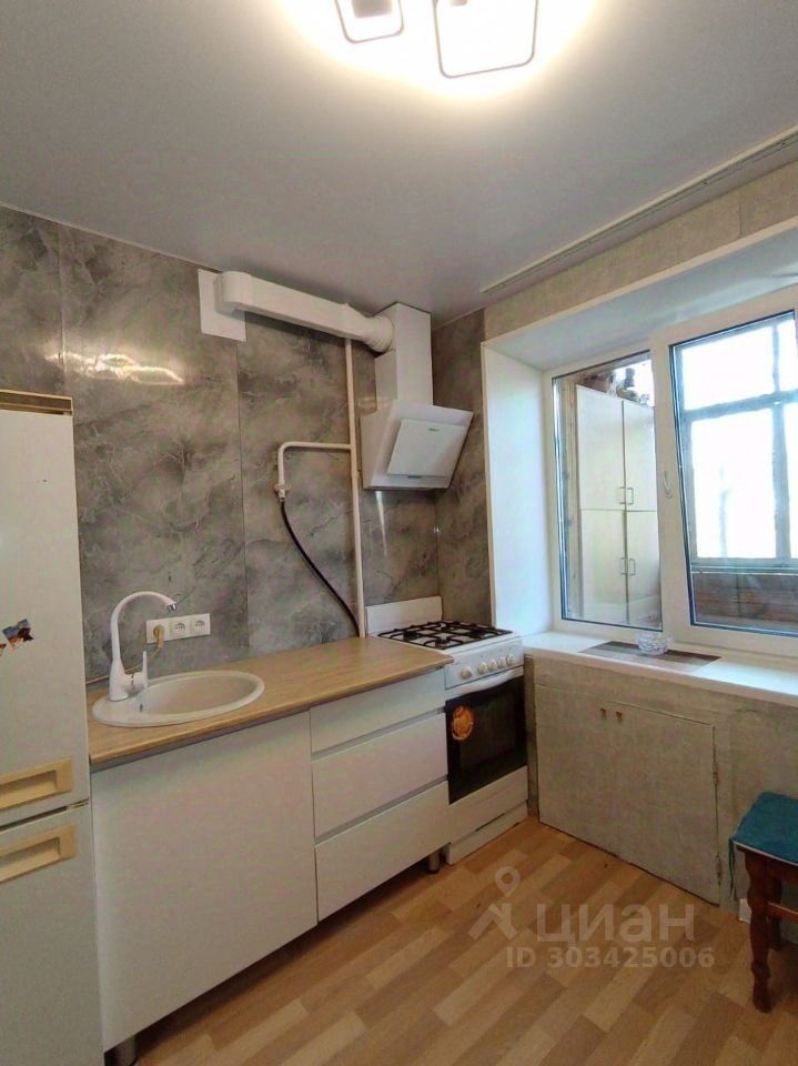 Уютная кухня с современной отделкой, светлое окно, встроенная техника, 4 этаж, Екатеринбург, сдаётся 1-комнатная квартира, 40 кв.м.