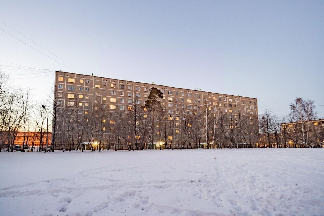 Продается 2-комнатная квартира в Екатеринбурге. Общая площадь 51 кв.м, кухня 11 кв.м, жилая 28 кв.м. Первый этаж, без отделки. Тихий район.