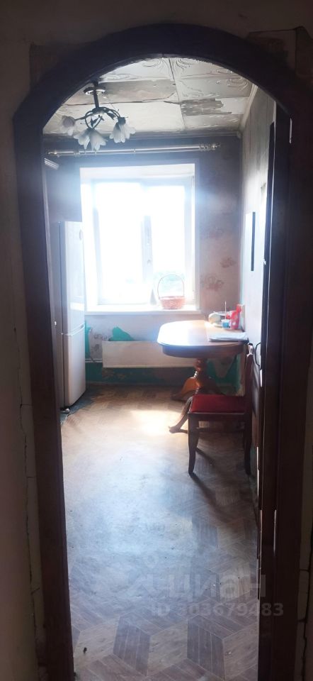 Светлая кухня с большим окном, без отделки, на 10 этаже. Просторная площадь 62 кв.м, удобное расположение в Екатеринбурге.